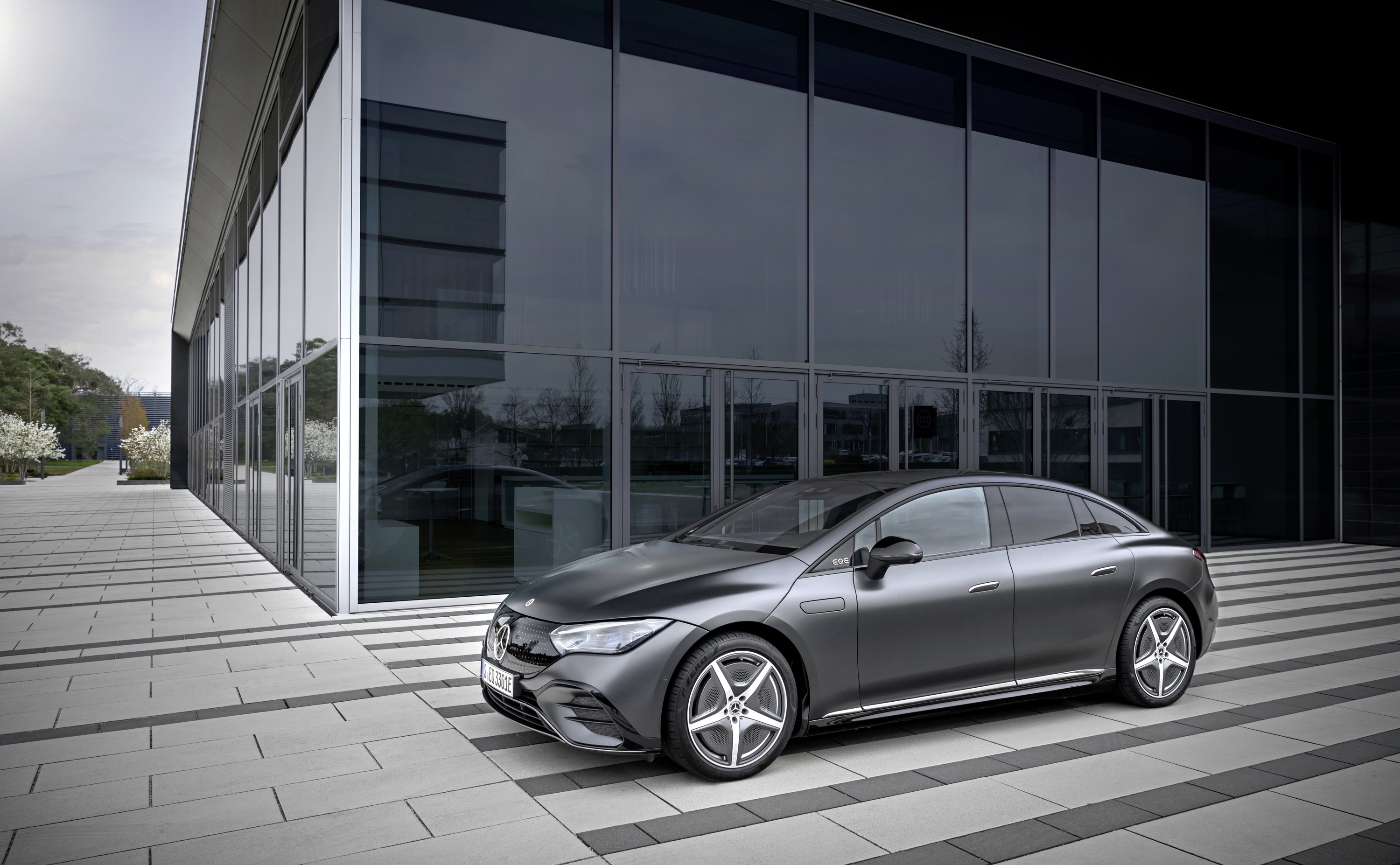 Mercedes-EQ EQE 500 4MATIC electric vehicle exterior