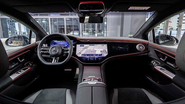 Mercedes-EQ EQE 500 4MATIC screens view