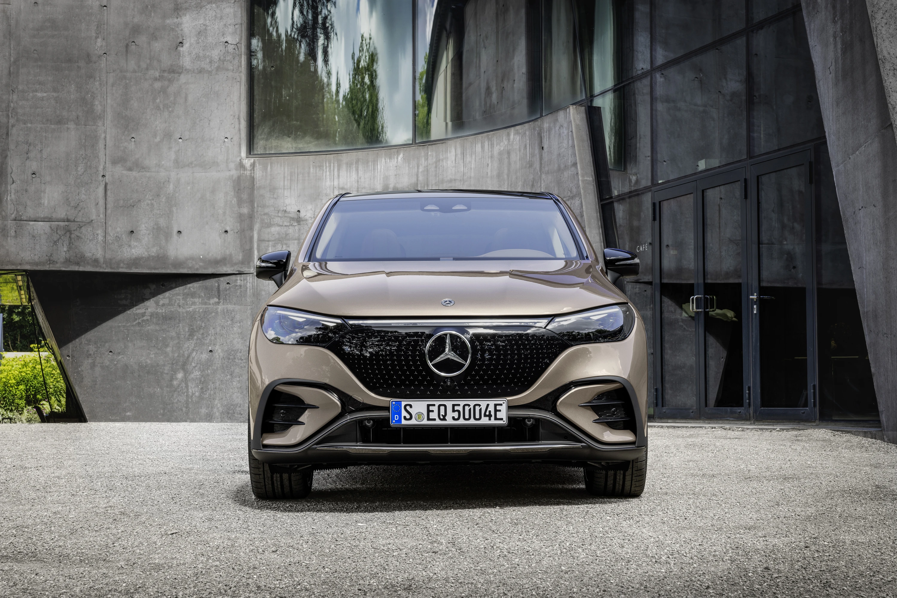 Mercedes-EQ EQE 350+ SUV exterior view