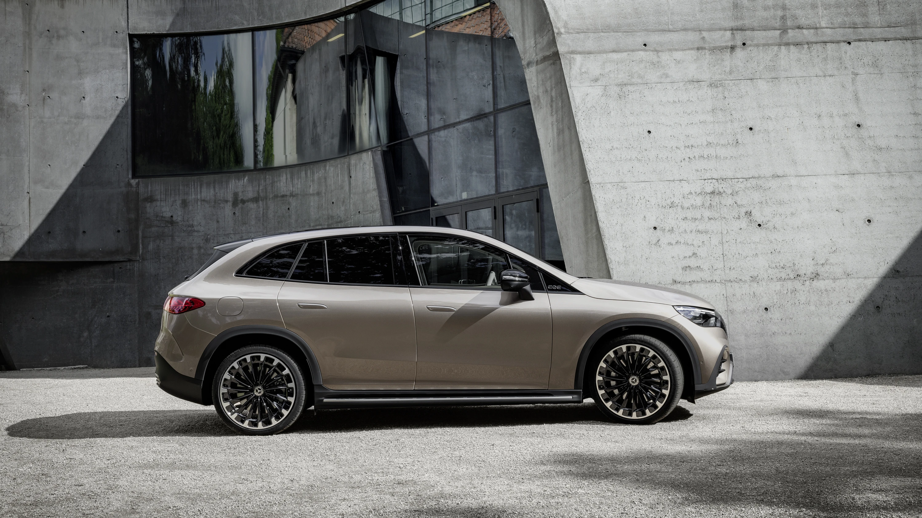 Mercedes-EQ EQE 350+ SUV exterior view