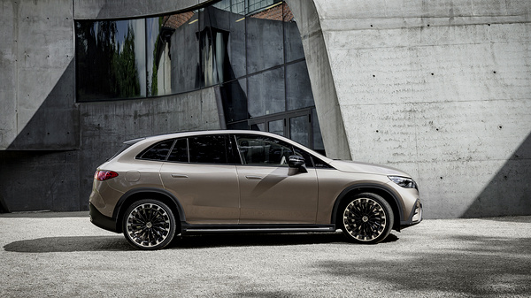 Mercedes-EQ EQE 350+ SUV exterior view