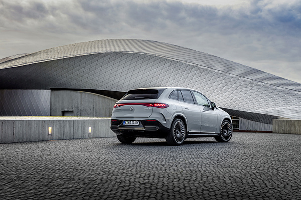 Mercedes-AMG EQE 43 4MATIC SUV exterior view