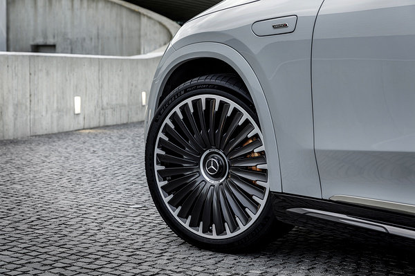 Mercedes-AMG EQE 43 4MATIC SUV wheels view