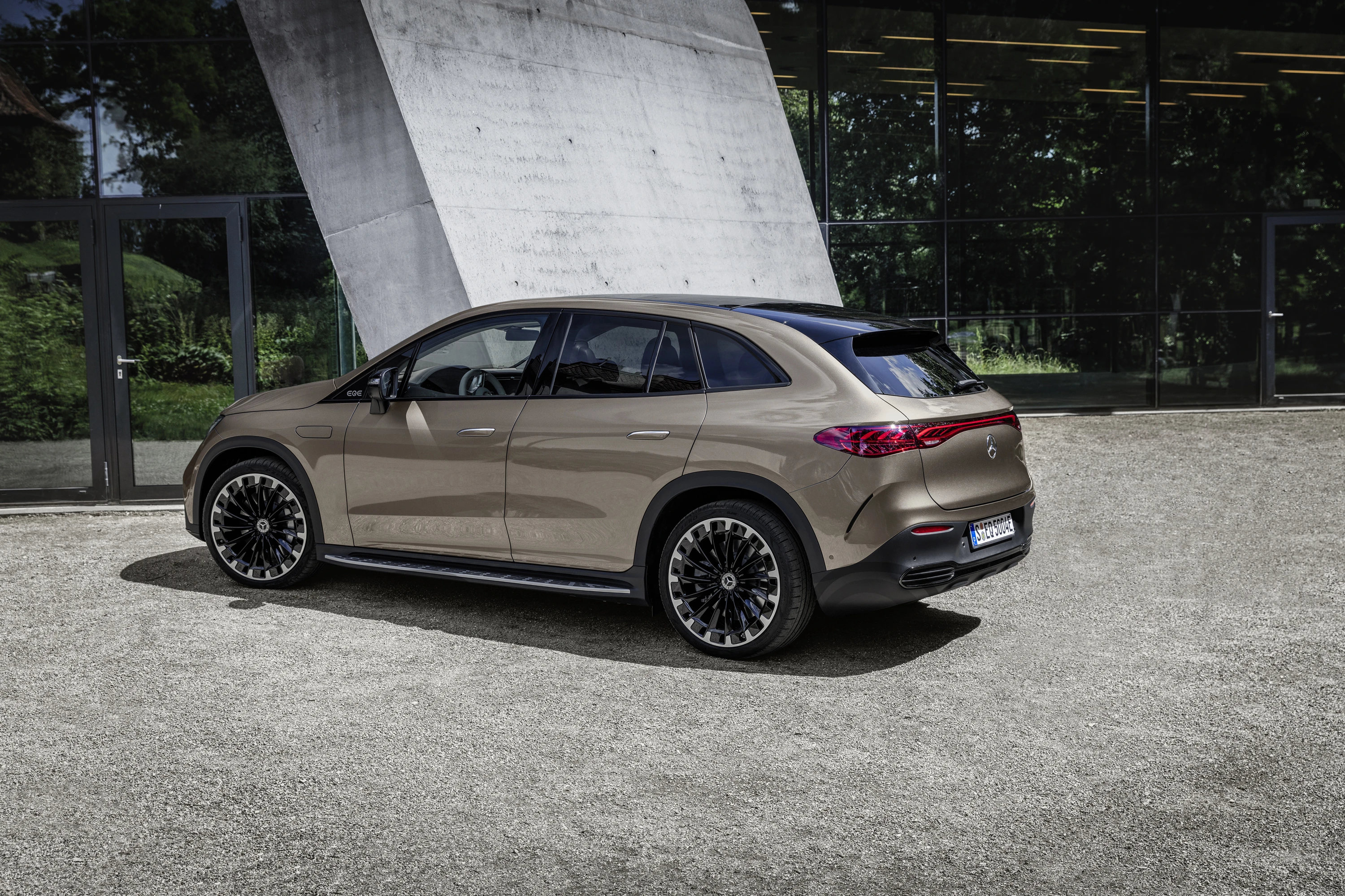 Mercedes-EQ EQE 500 4MATIC SUV exterior view