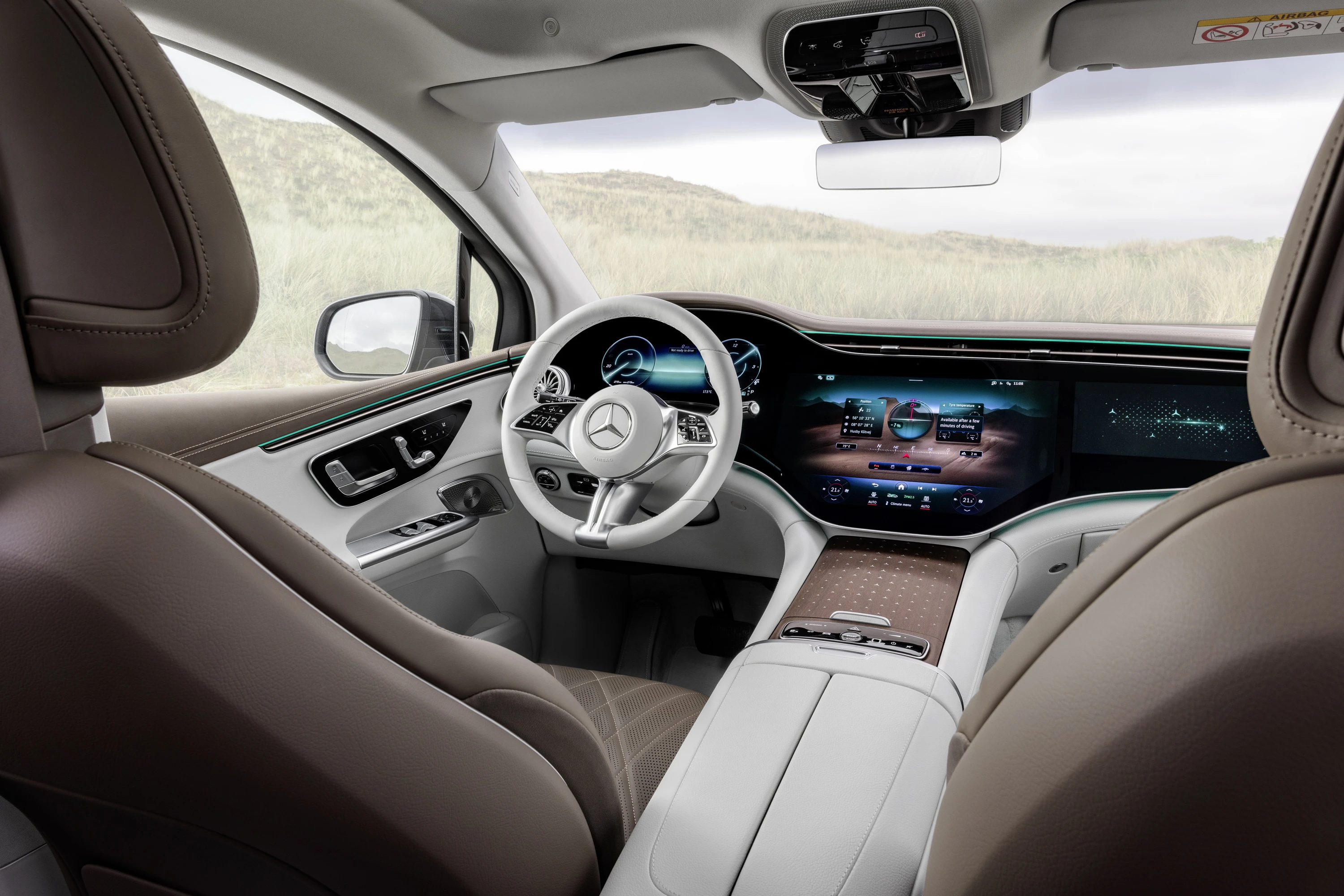 Mercedes-EQ EQE 500 4MATIC SUV screens view