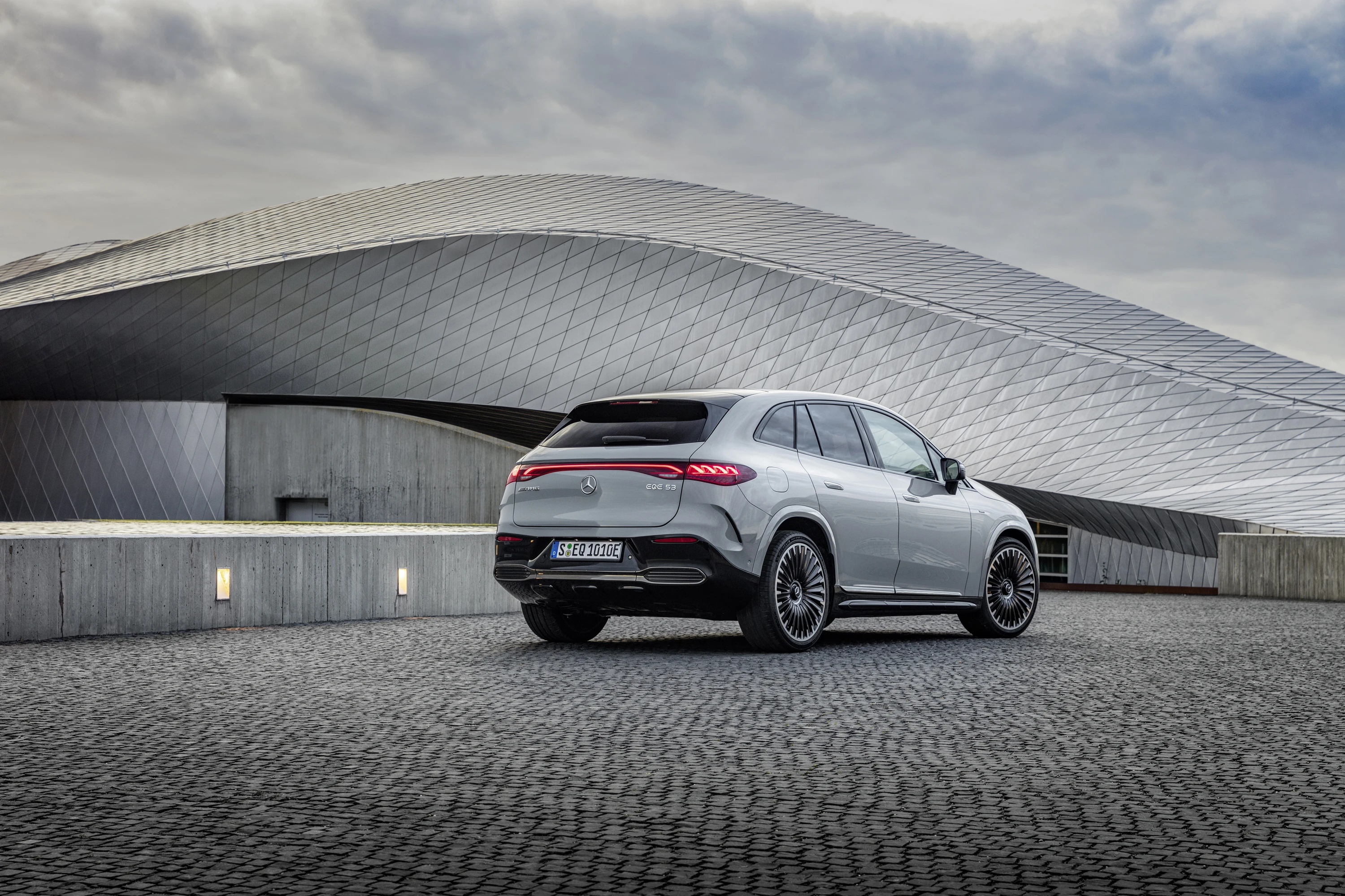 Mercedes-AMG EQE 53 4MATIC+ SUV exterior view