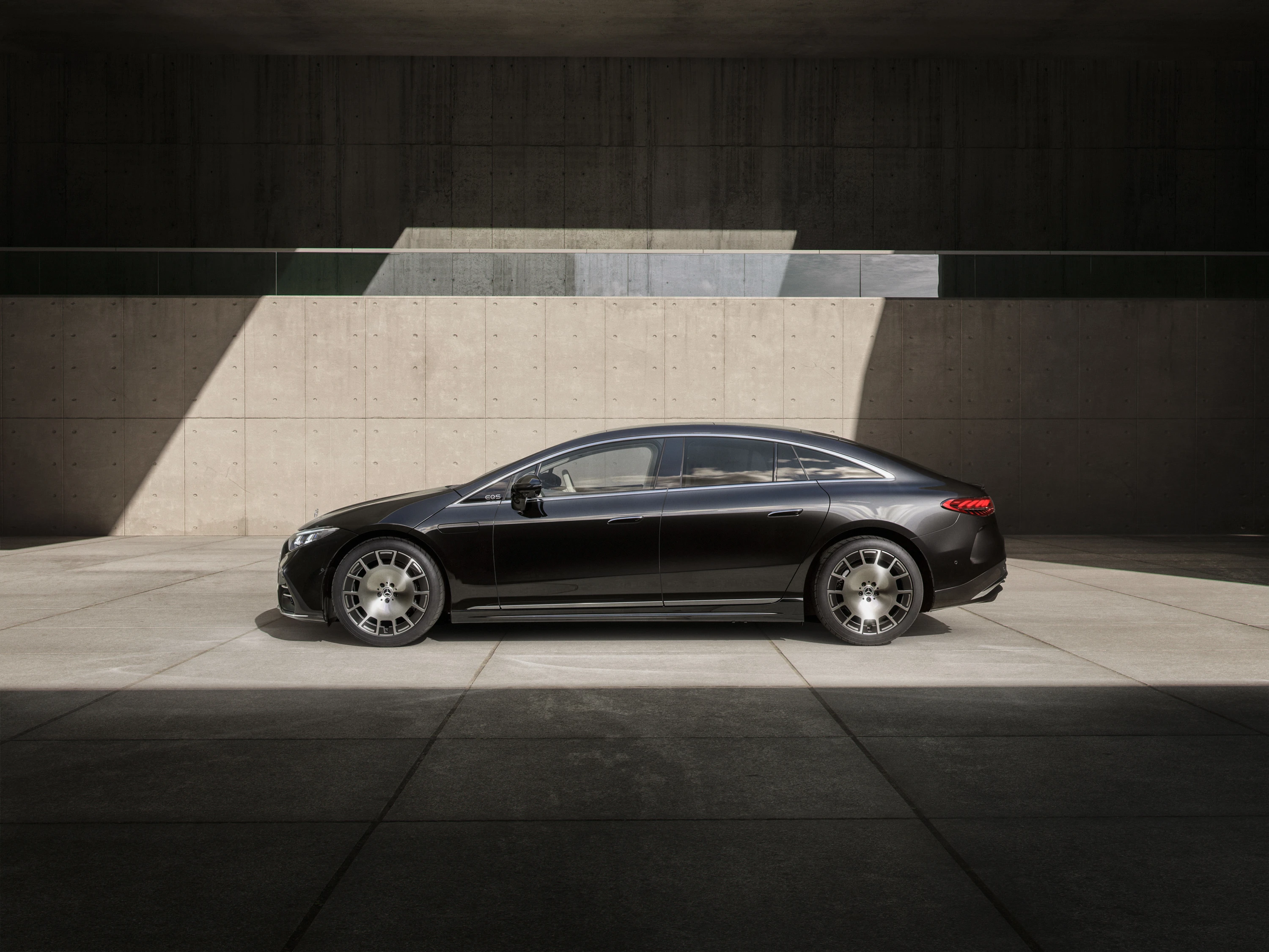 Mercedes EQS 400 exterior view