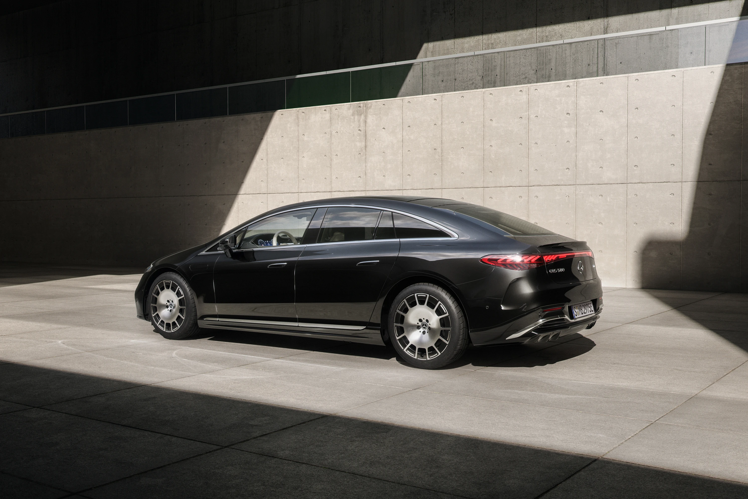 Mercedes EQS 450+ exterior view
