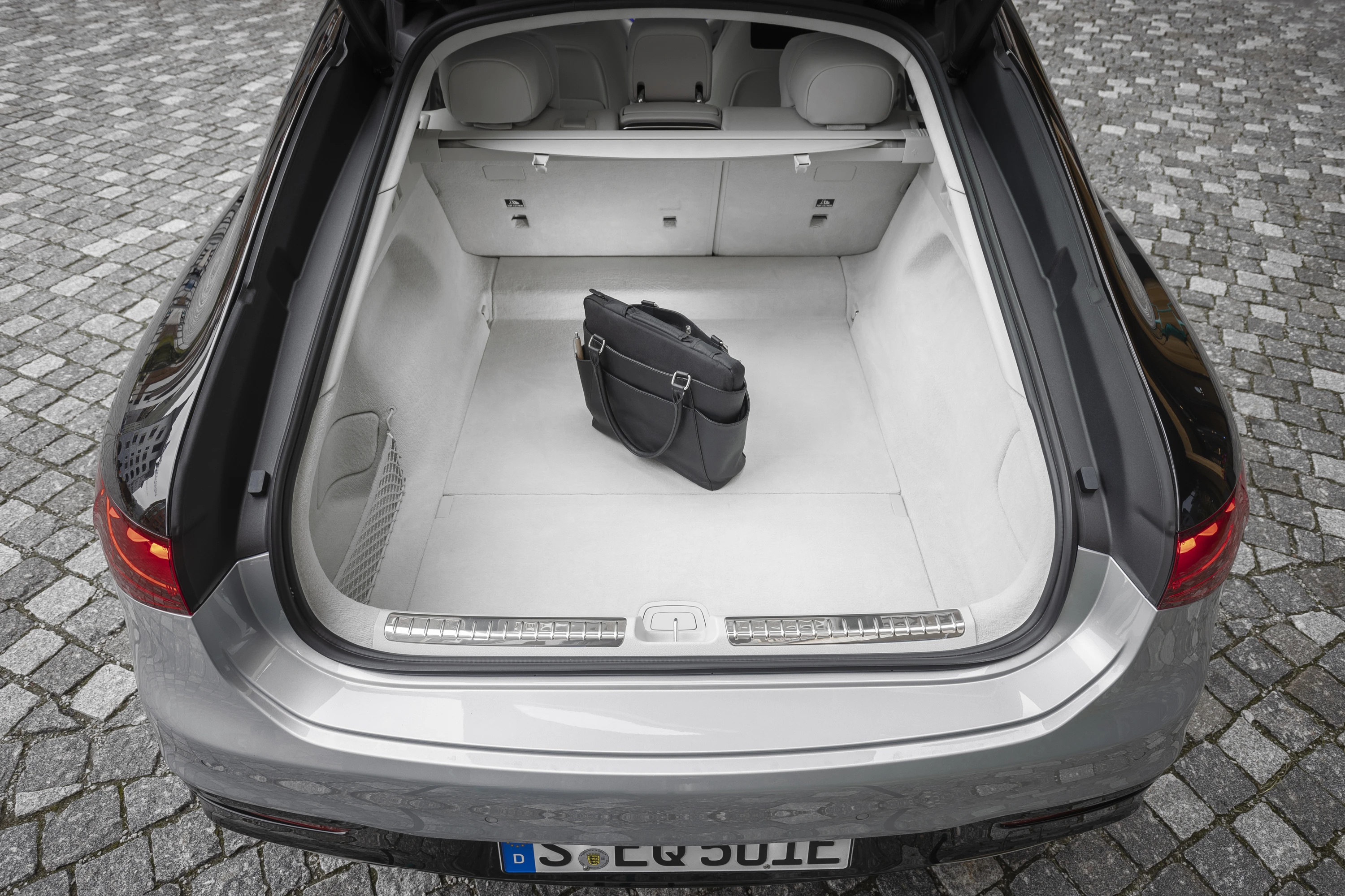 Mercedes-EQ EQS 450+ trunk view
