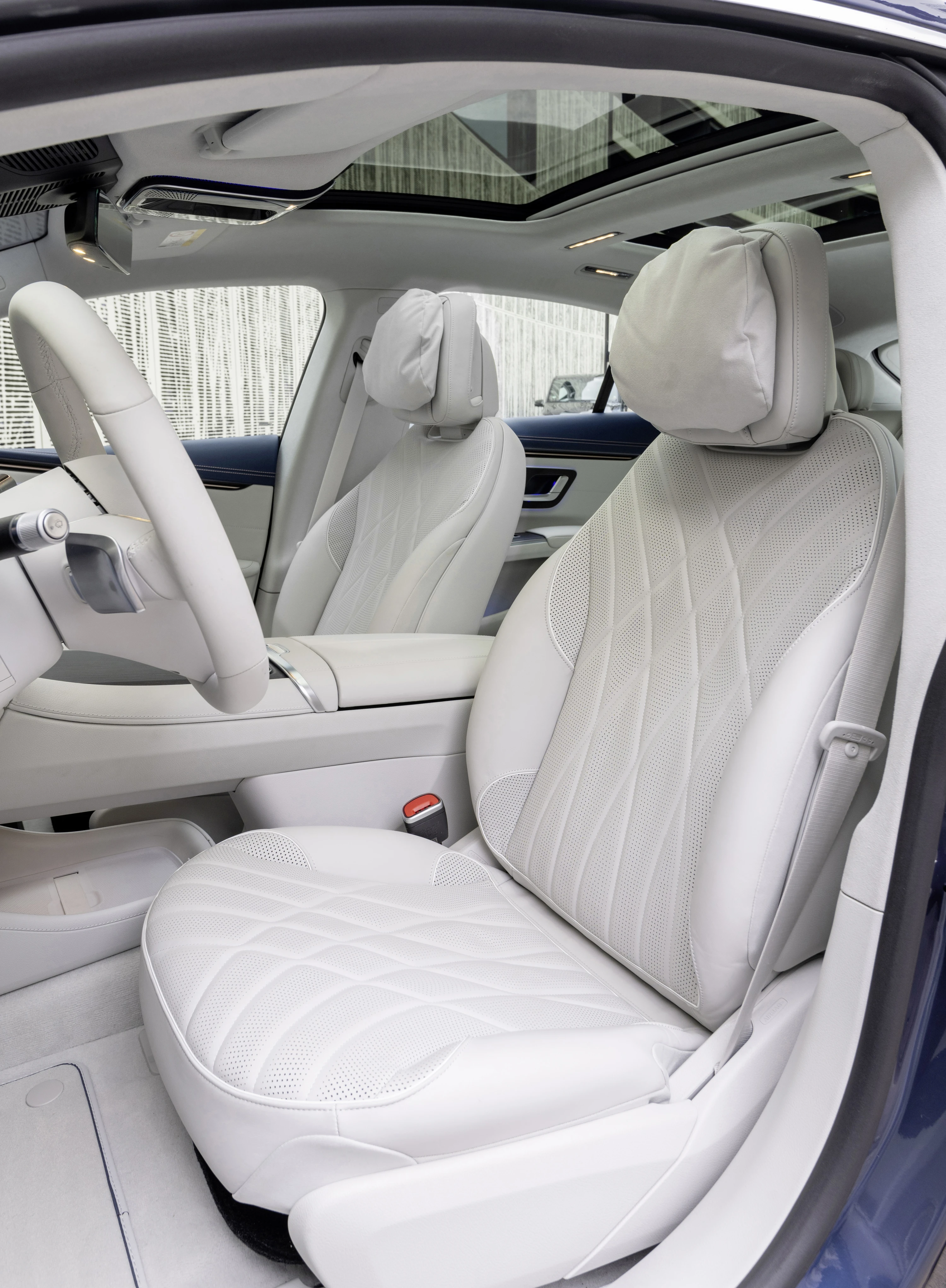Mercedes-EQ EQS 450+ frontseats view