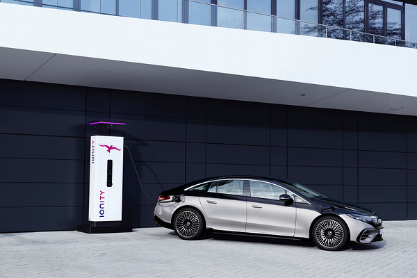 Mercedes-EQ EQS 580 4MATIC charging view