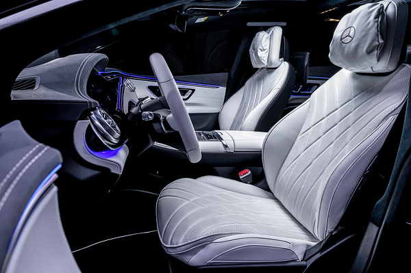 Mercedes-EQ EQS 580 4MATIC frontseats view