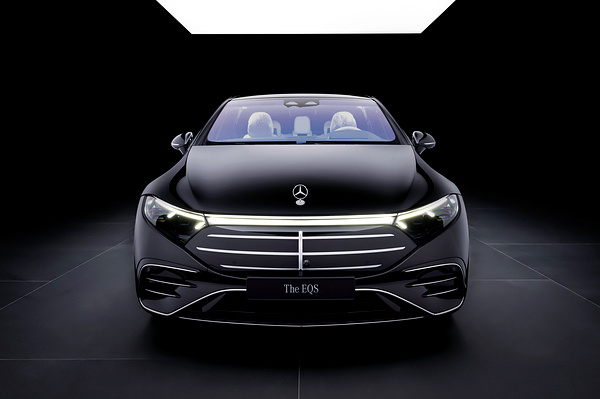 Mercedes-EQ EQS 580 4MATIC headlights view