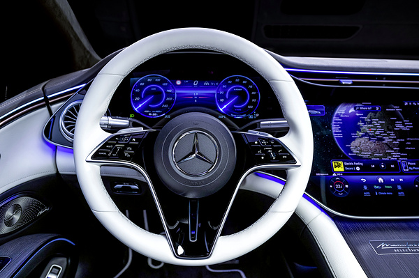 Mercedes-EQ EQS 580 4MATIC screens view