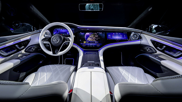Mercedes-EQ EQS 580 4MATIC screens view