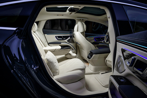 Mercedes-EQ EQS 580 4MATIC secondrowseats view
