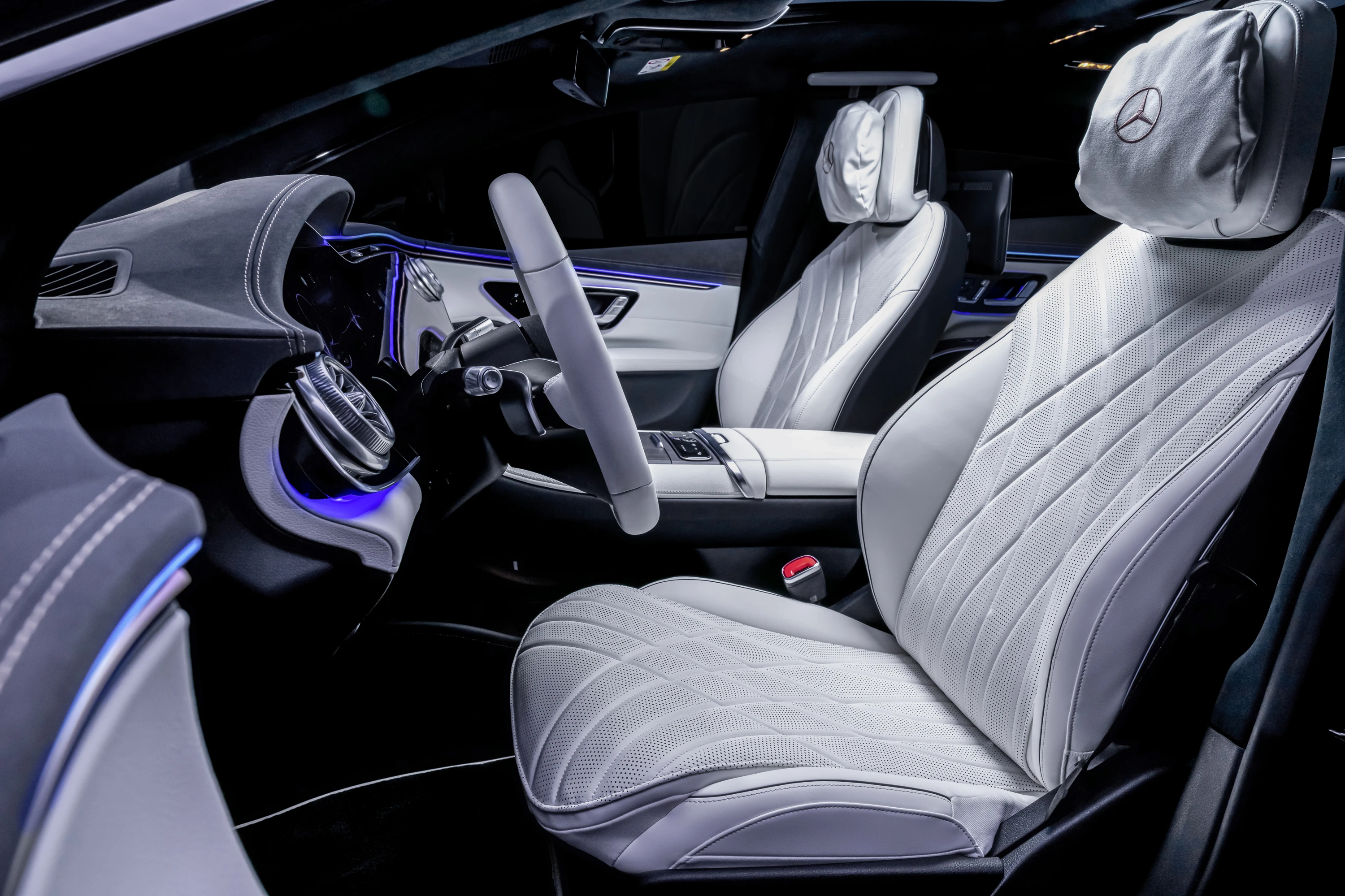 Mercedes-EQ EQS 580 4MATIC frontseats view