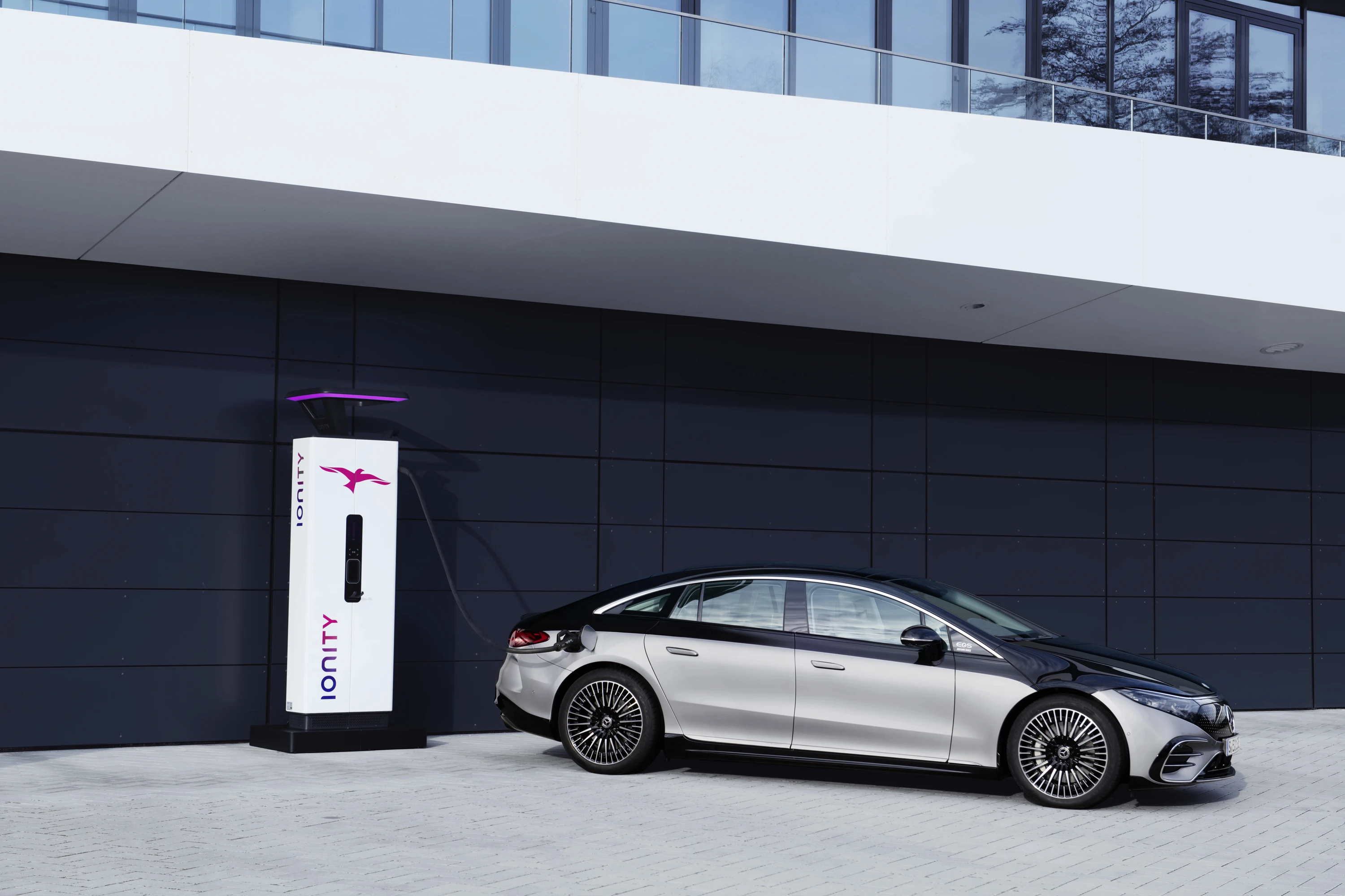 Mercedes-EQ EQS 580 4MATIC charging view