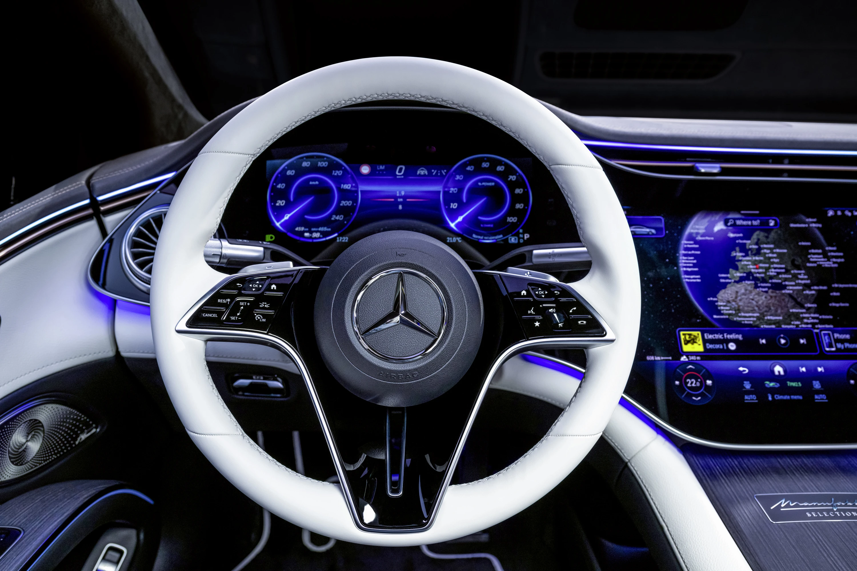 Mercedes-EQ EQS 580 4MATIC screens view
