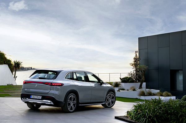 Mercedes-EQ EQS 450+ SUV exterior view