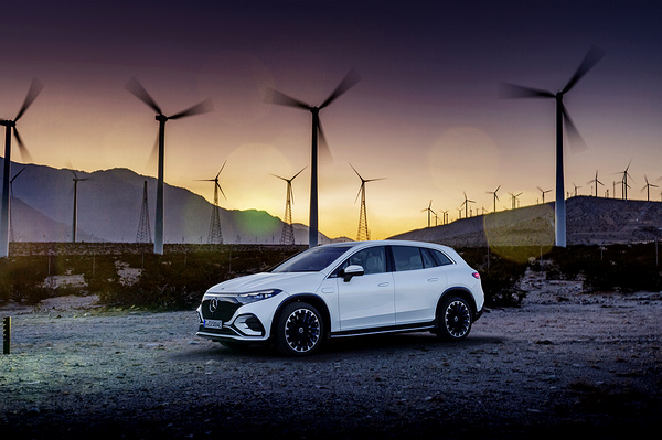 Mercedes-EQ EQS 450+ SUV exterior view