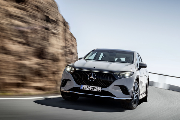 Mercedes-EQ EQS 450+ SUV headlight view