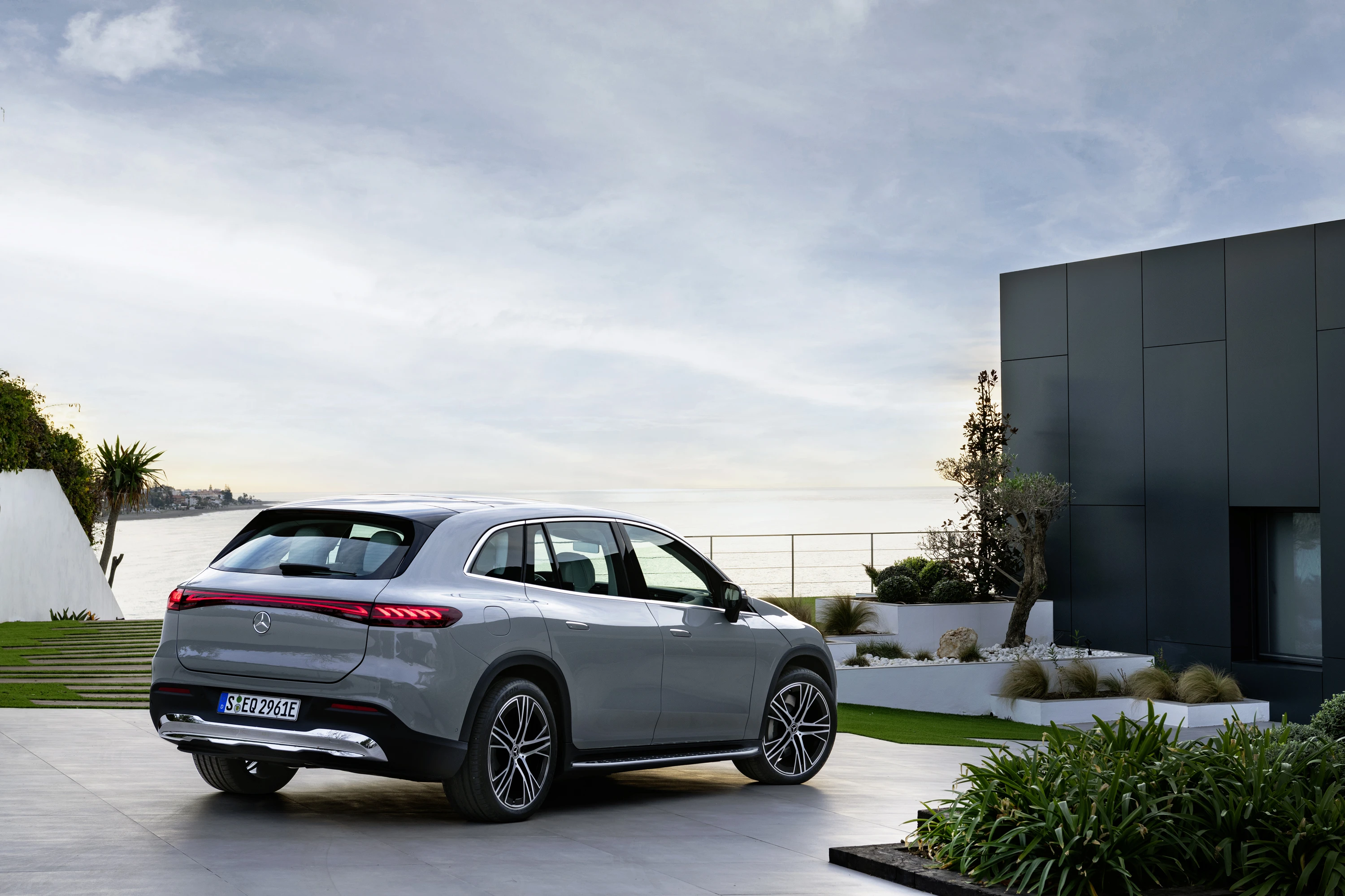 Mercedes-EQ EQS 580 4MATIC SUV exterior view