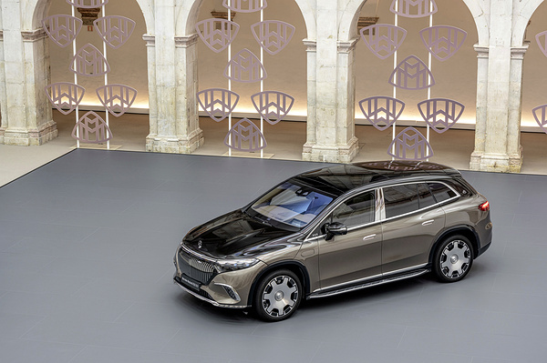 Mercedes-Maybach EQS 680 SUV exterior view