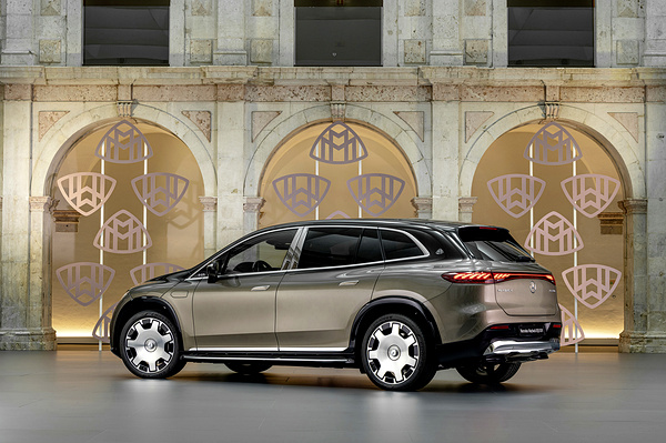 Mercedes-Maybach EQS 680 SUV exterior view
