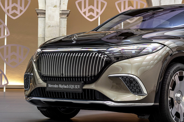 Mercedes-Maybach EQS 680 SUV headlights view