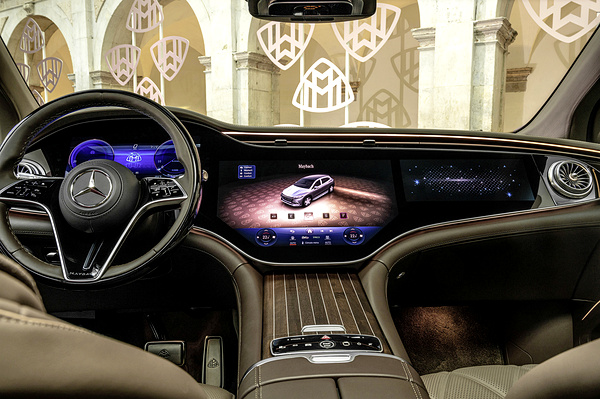 Mercedes-Maybach EQS 680 SUV screens view