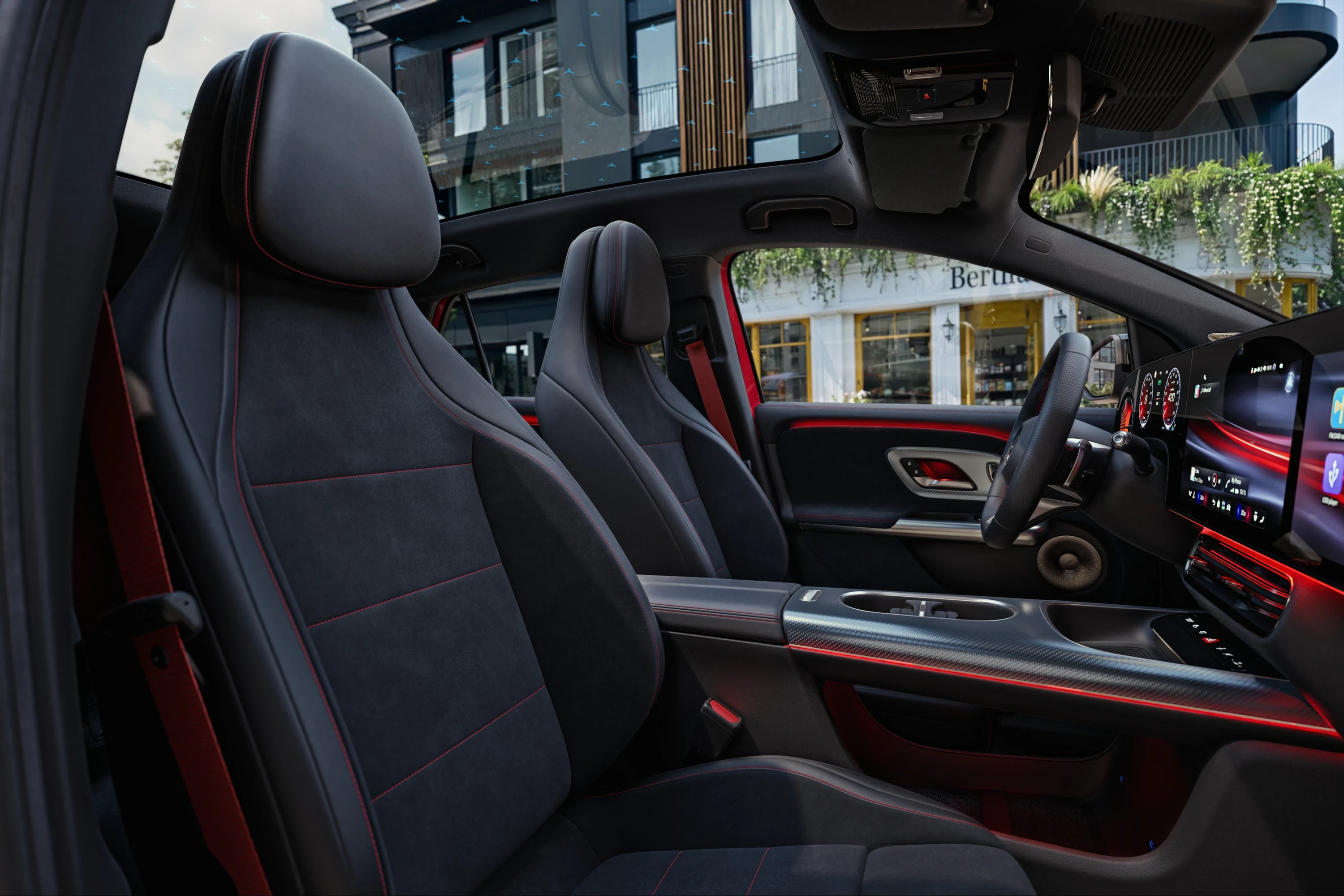 Mercedes GLA 250+ frontseats view