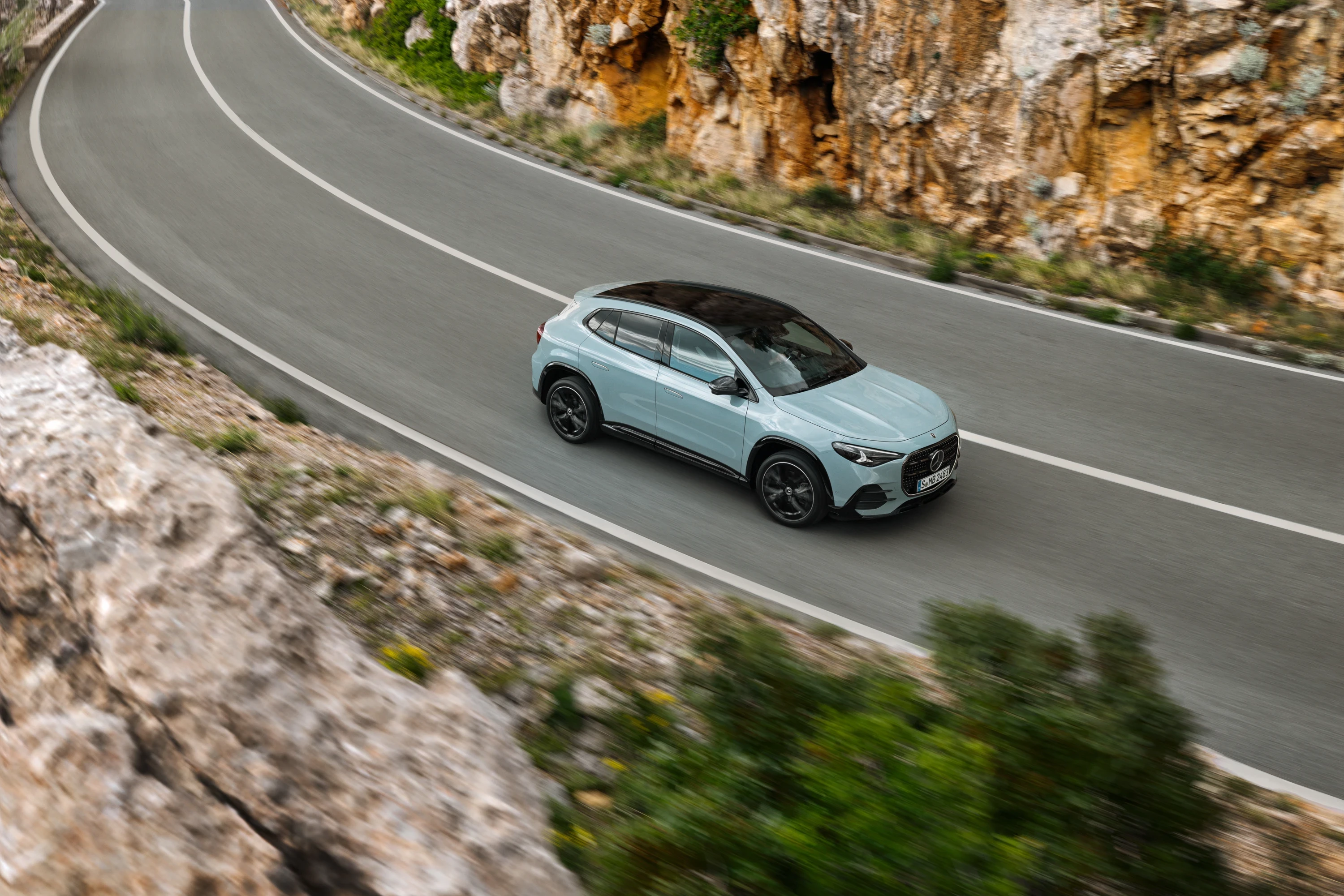 Mercedes GLA 350 4MATIC exterior view