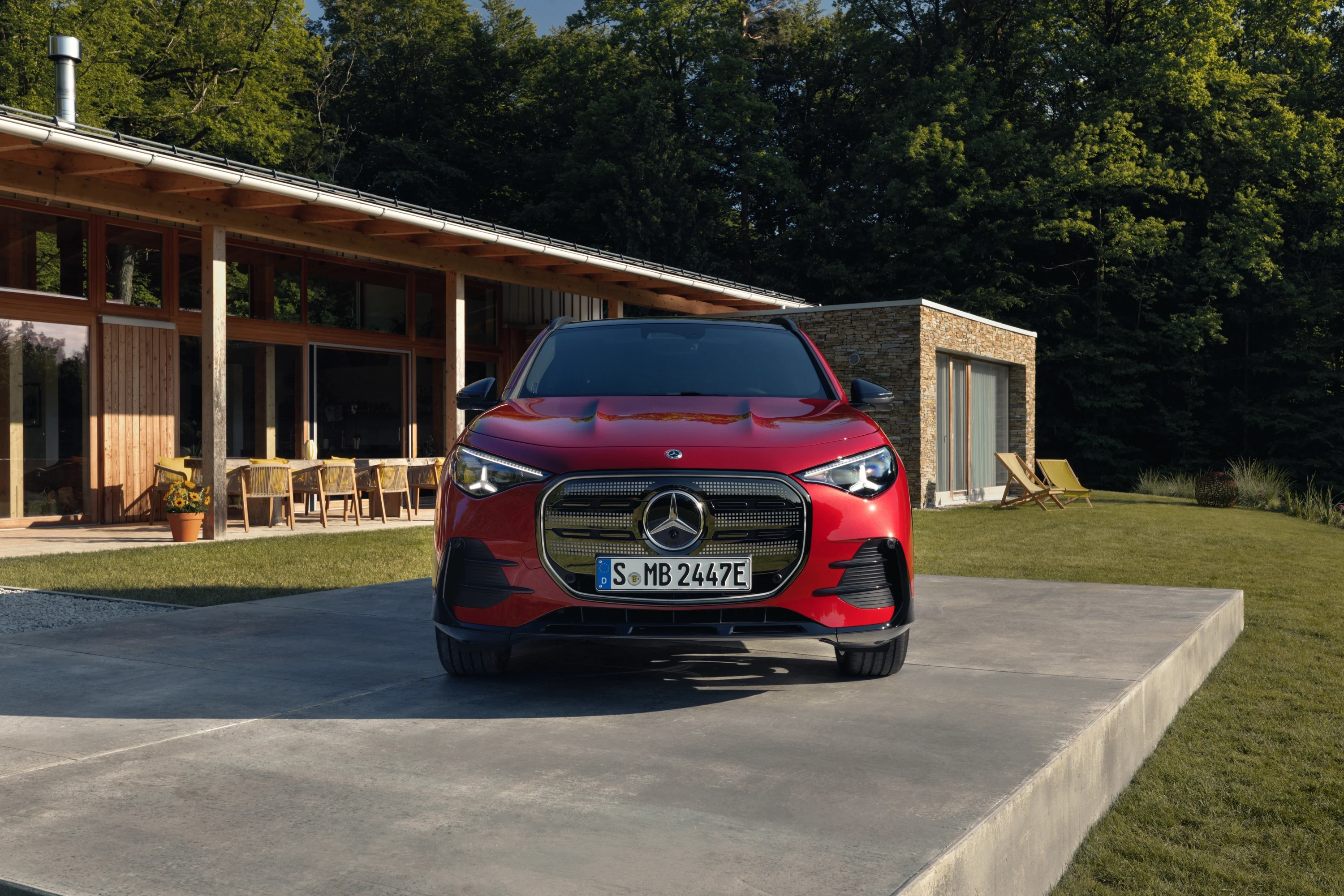 Mercedes GLA 350 4MATIC exterior view