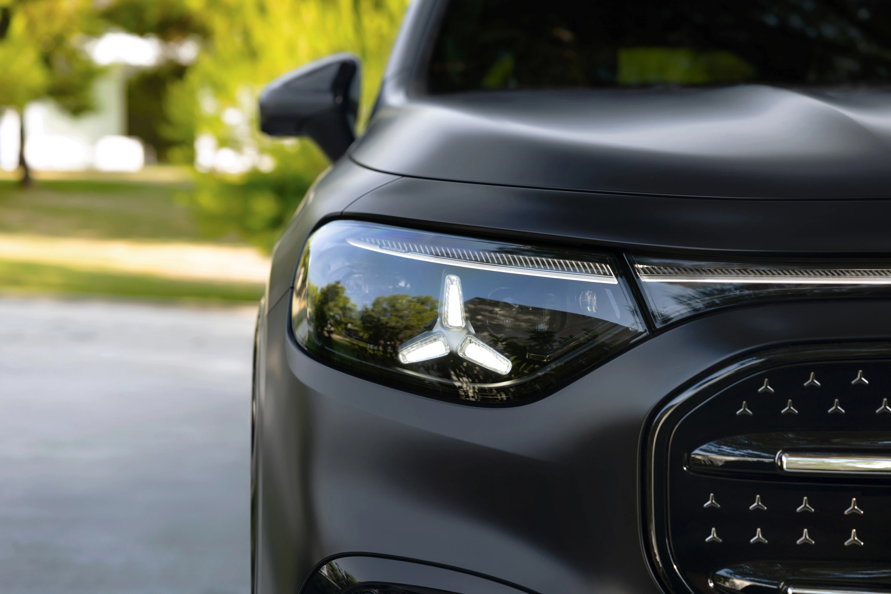 Mercedes GLB 250+ headlights view