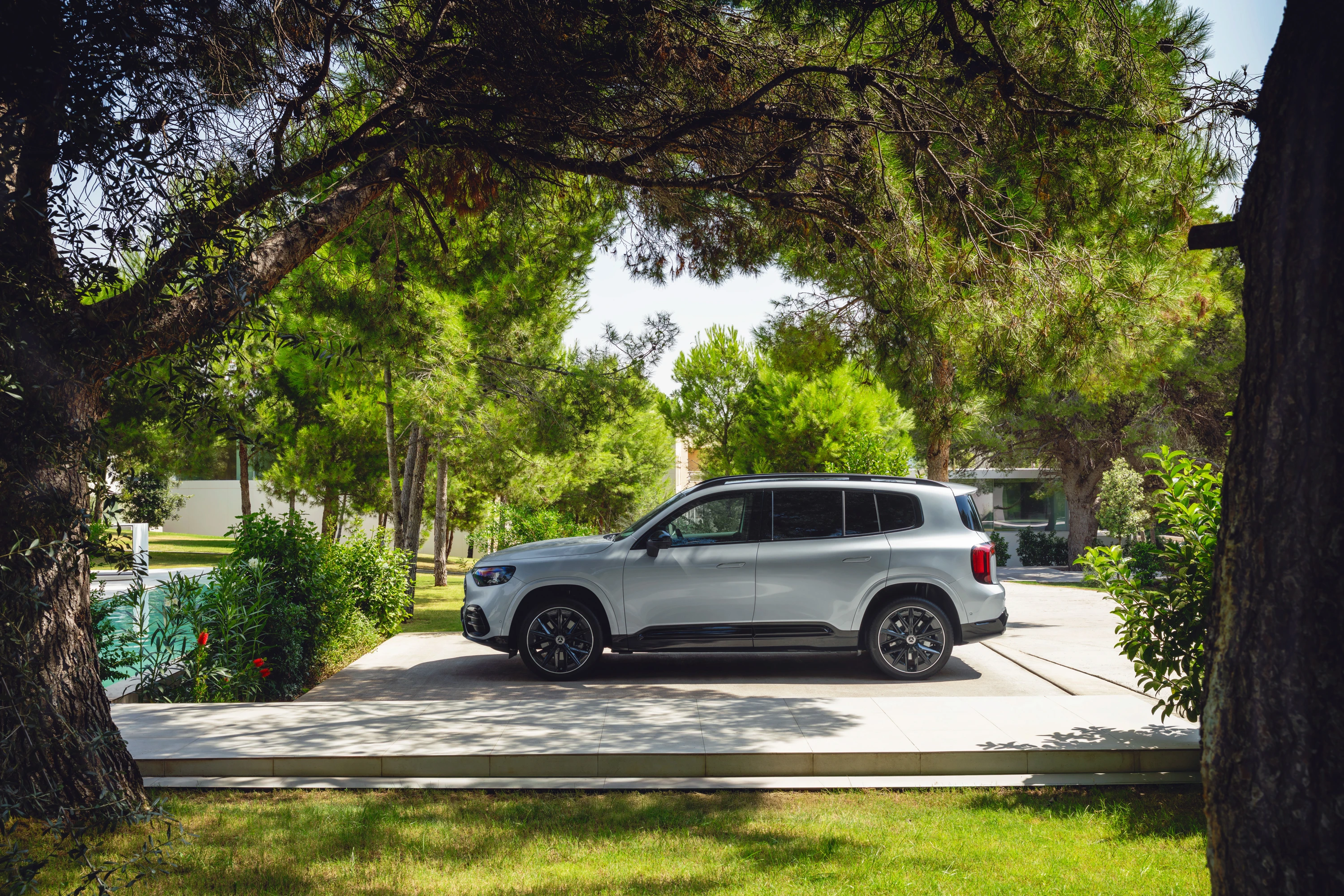 Mercedes GLB 350 4MATIC exterior view