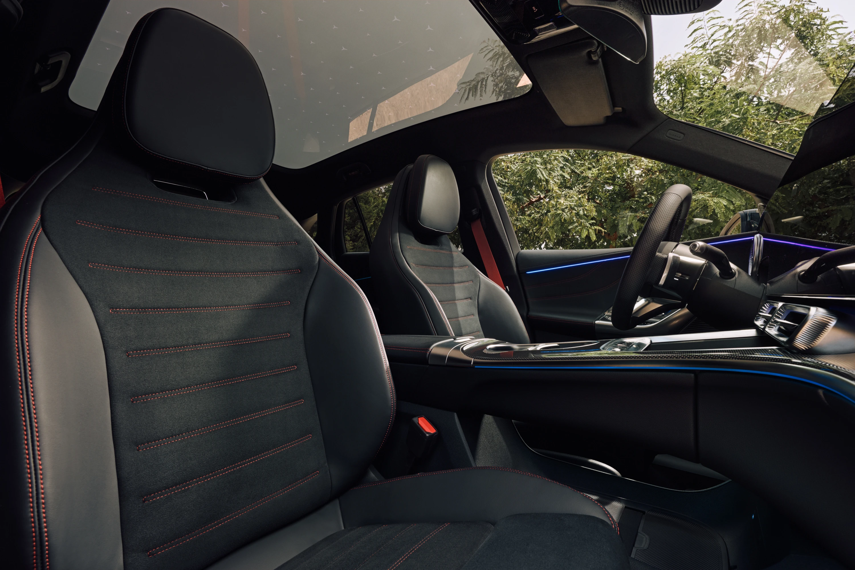 Mercedes GLC 400 4Matic frontseats view