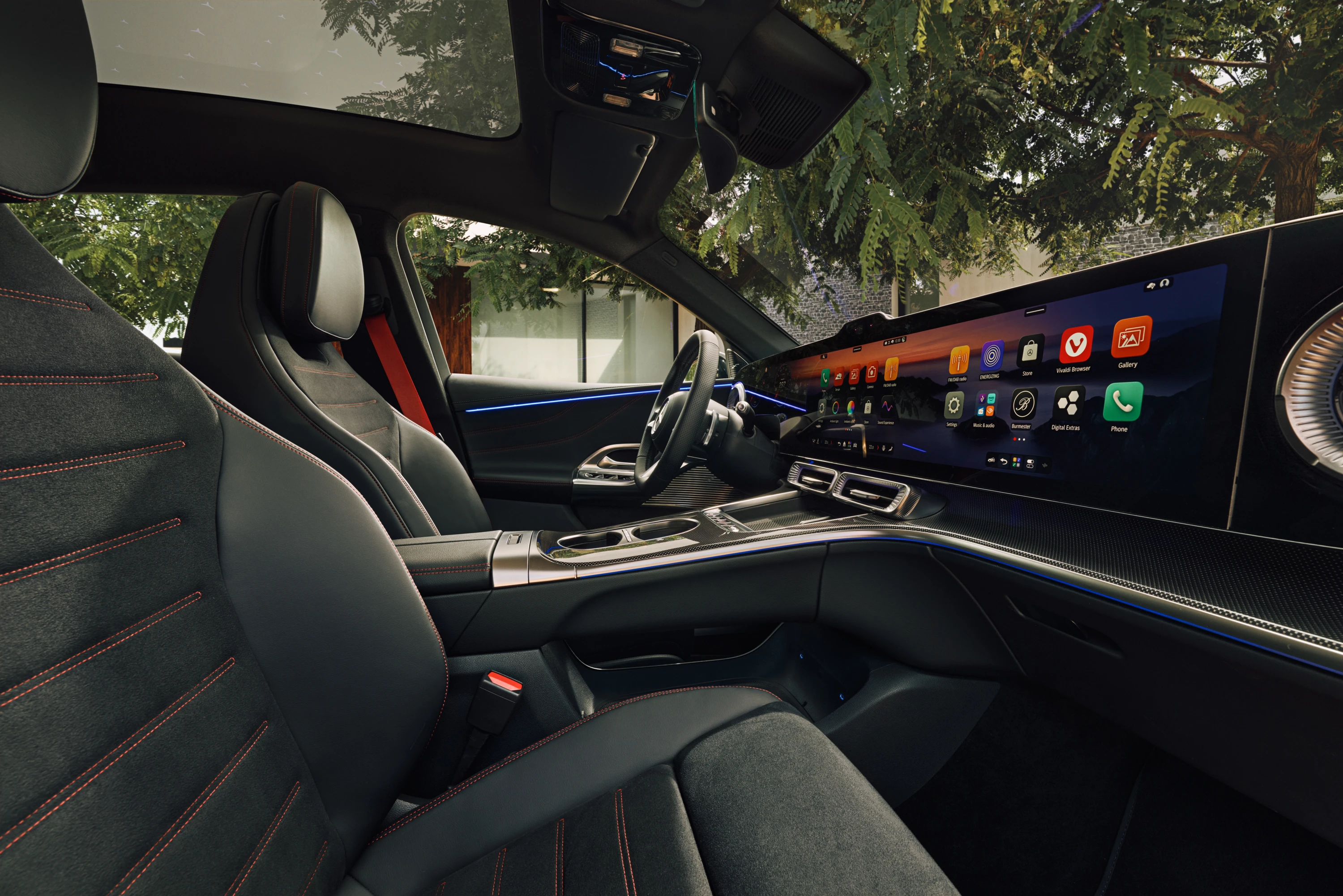 Mercedes GLC 400 4Matic screens view