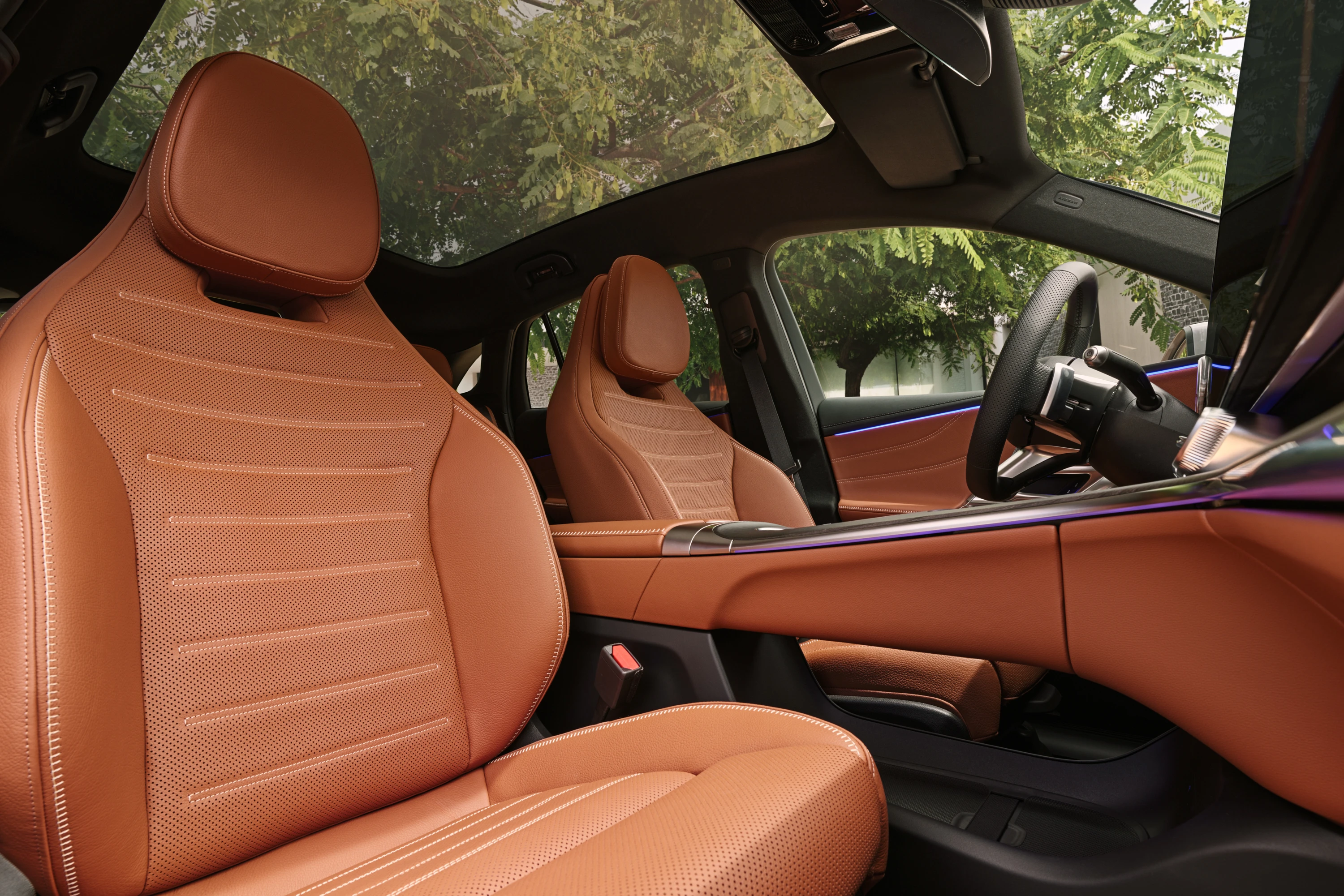Mercedes GLC 400 4Matic frontseats view