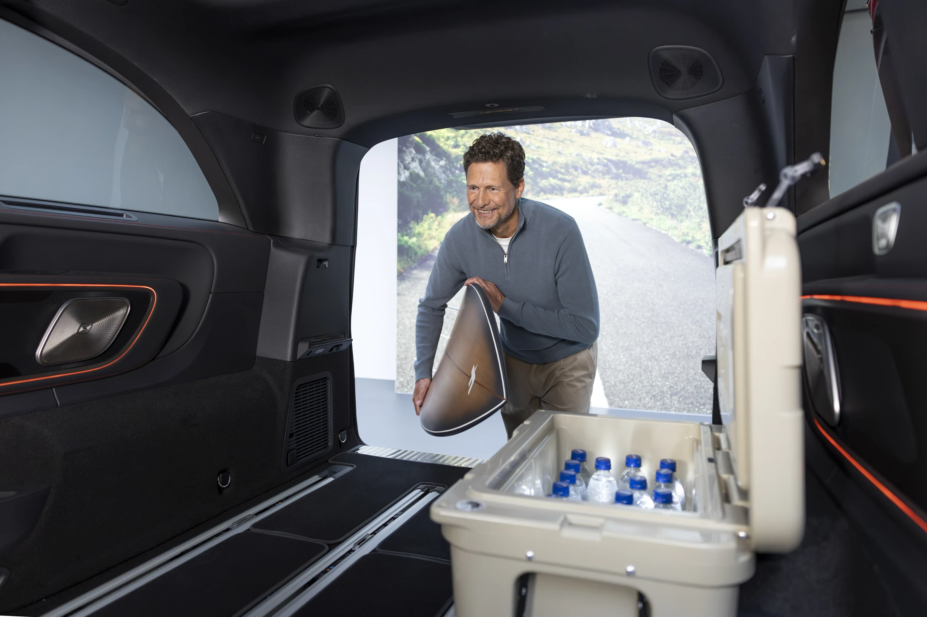 Mercedes VLE 300 trunk view