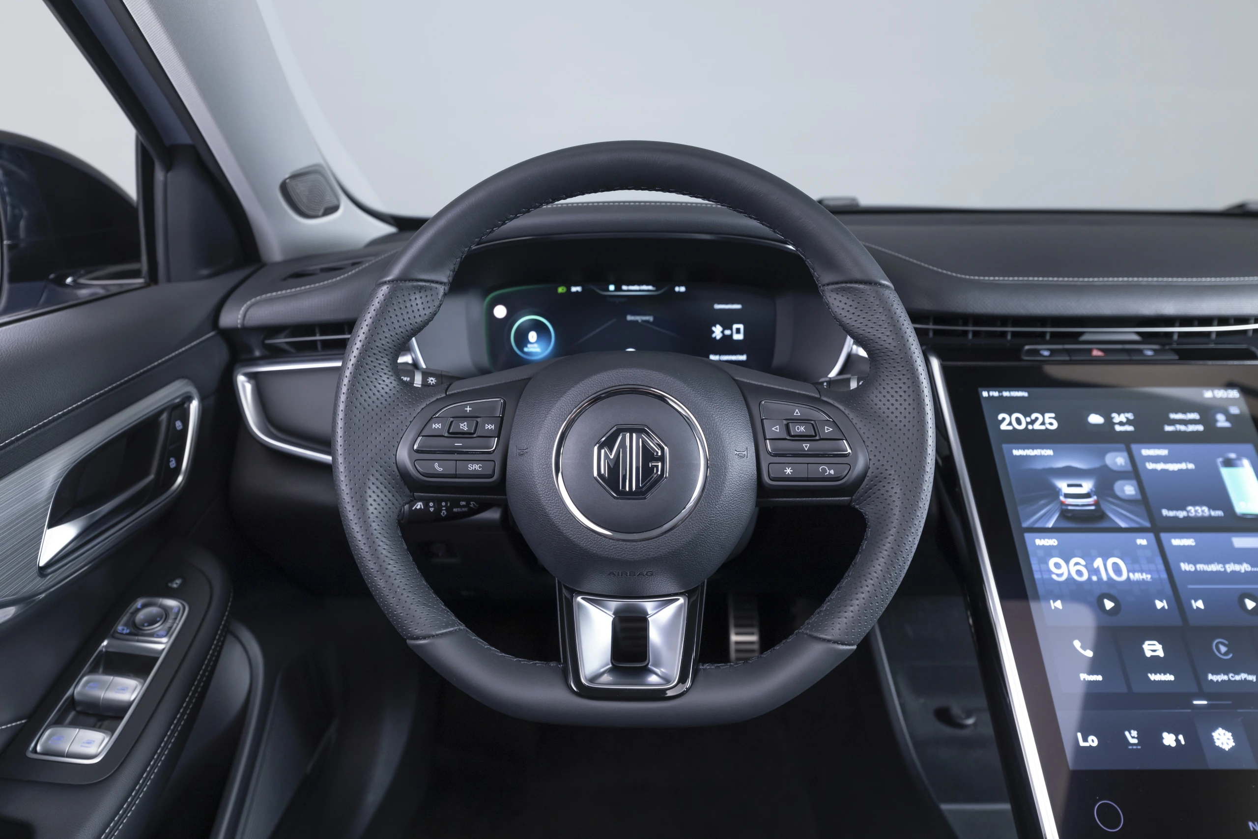 MG Marvel R Electric Performance screens view