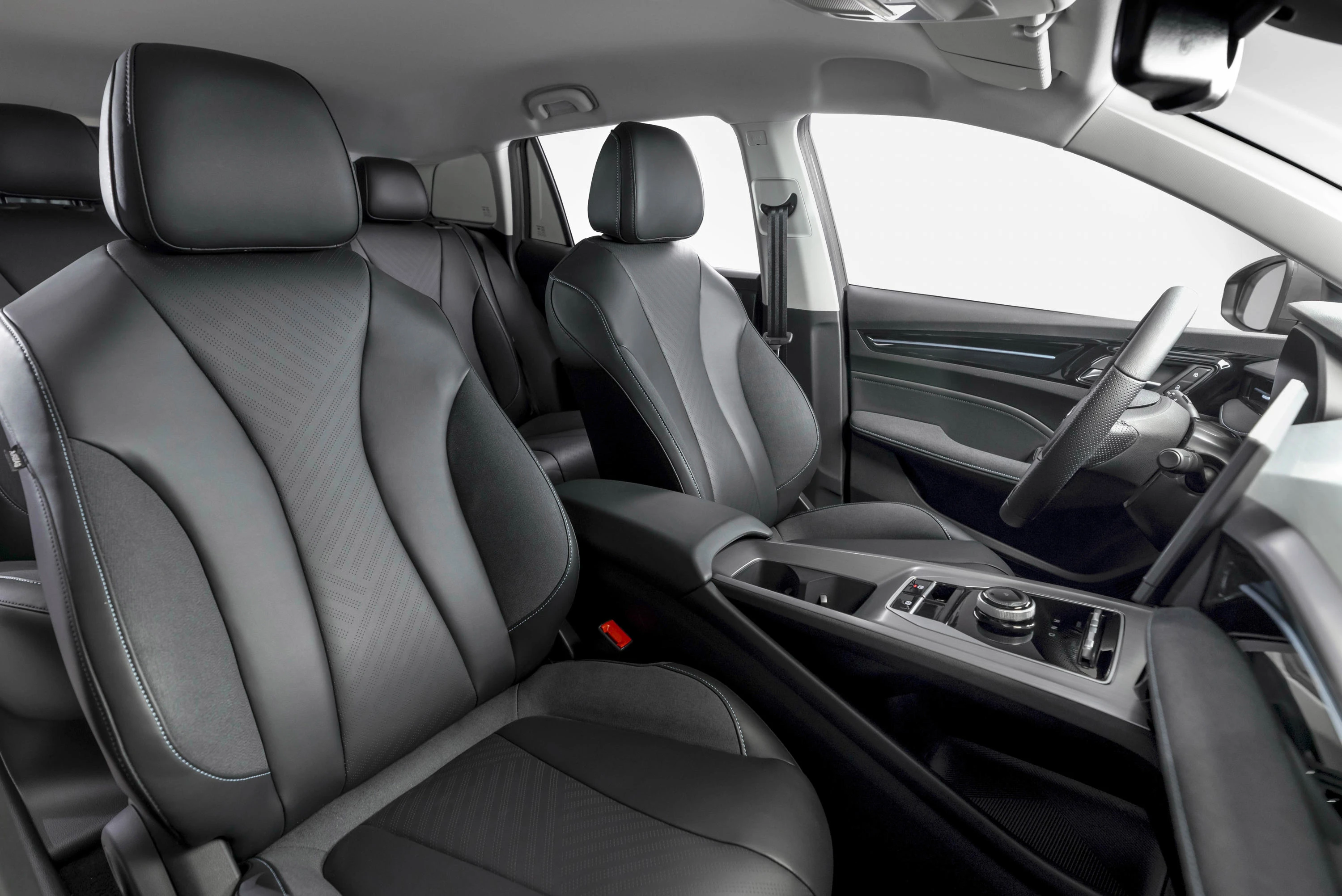 MG MG5 Electric Long Range frontseats view