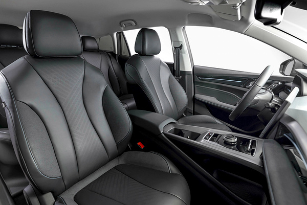 MG MG5 Electric Long Range frontseats view