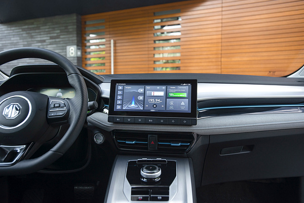 MG MG5 Electric Long Range screens view