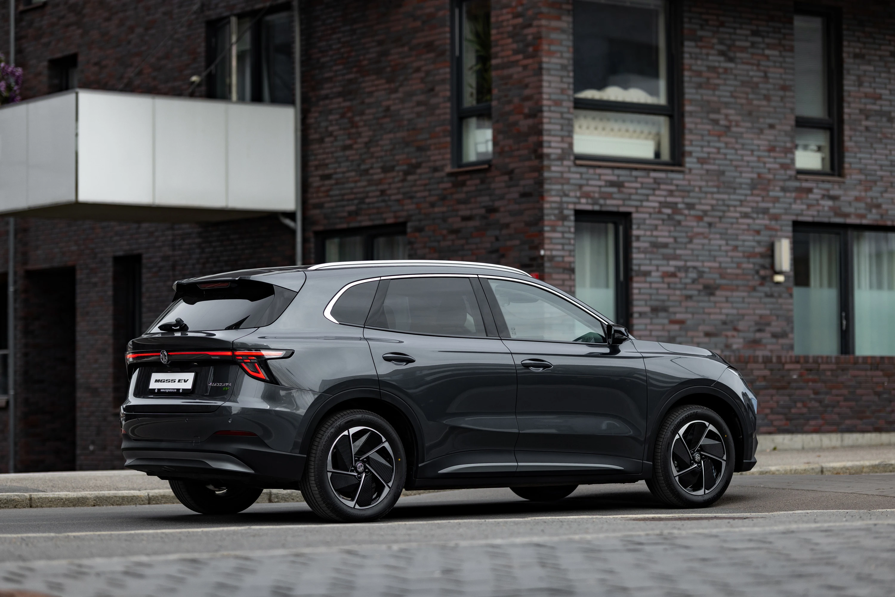 MG MGS5 EV Standard Range exterior view