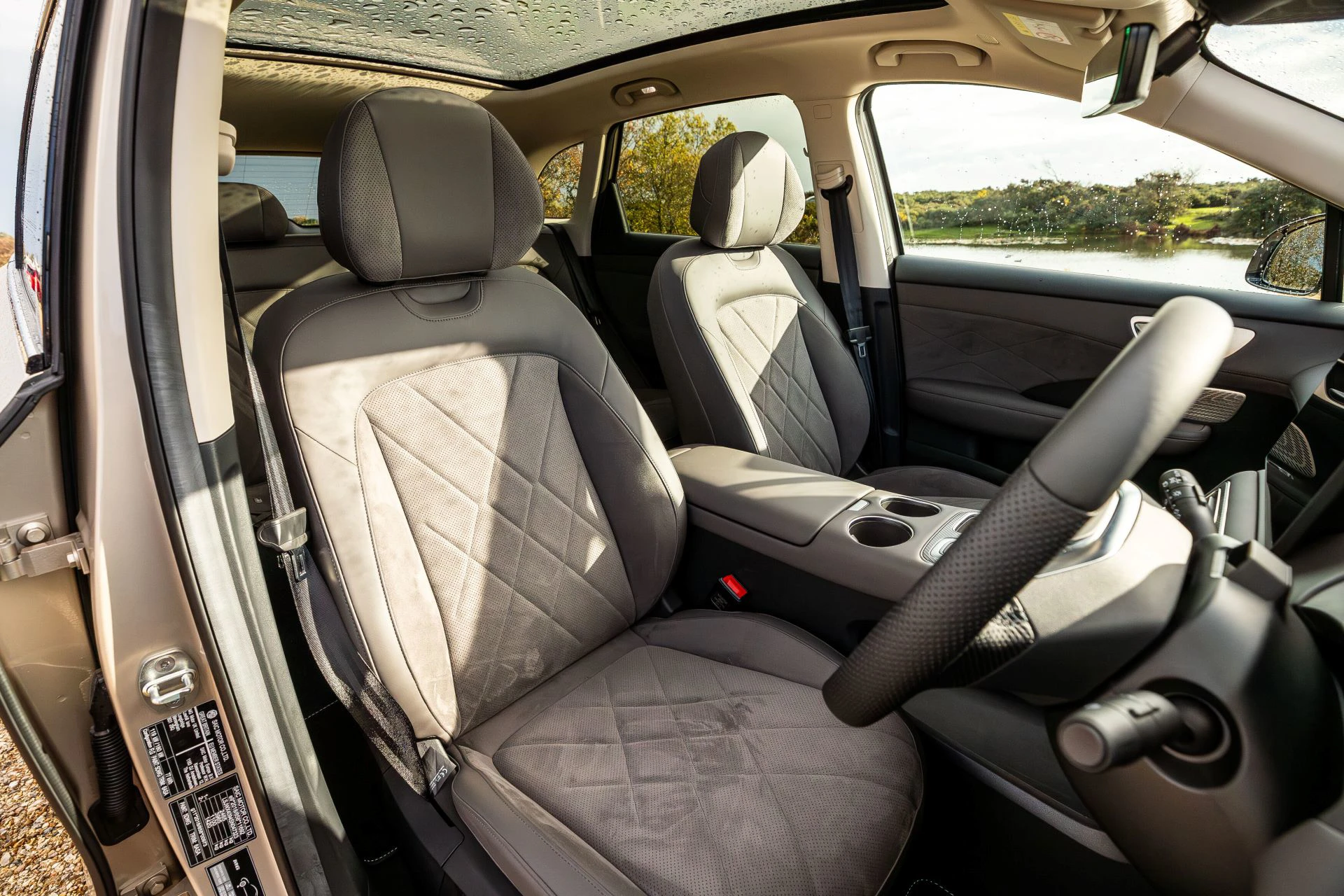 MG MGS6 EV AWD frontseats view