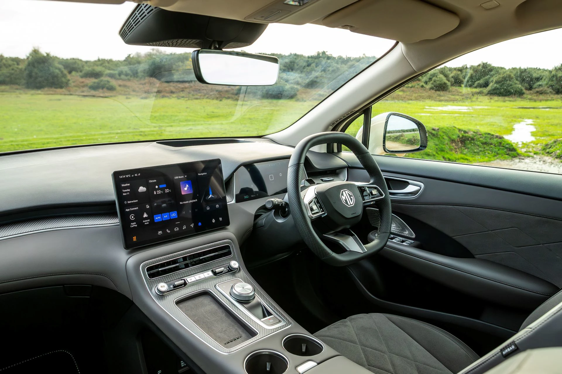 MG MGS6 EV AWD interior view