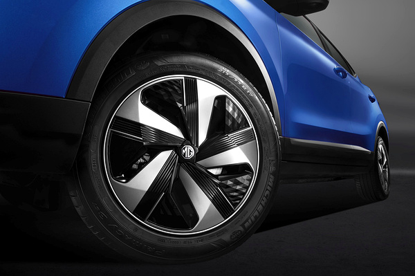 MG ZS EV Long Range wheels view