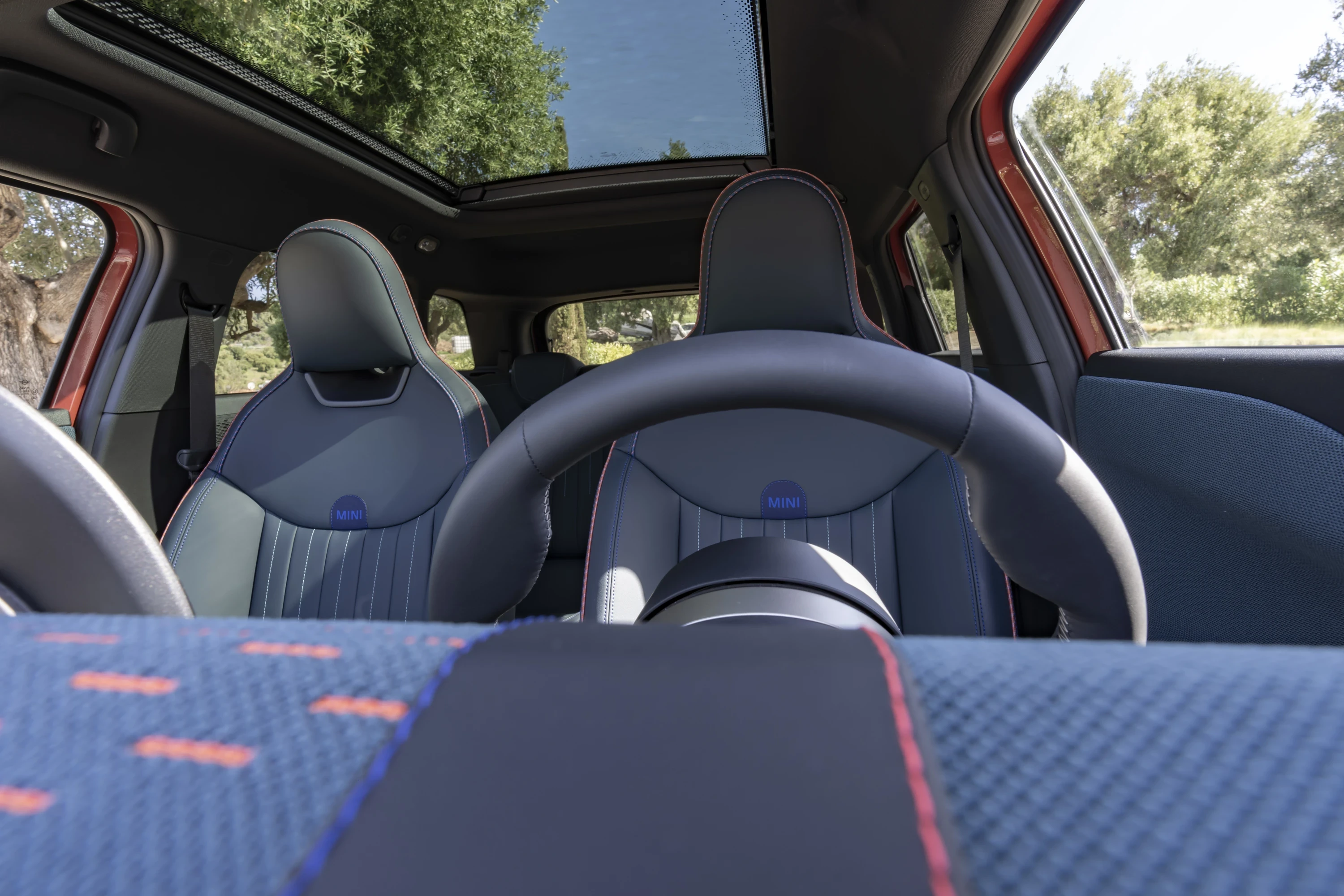Mini Aceman SE frontseats view