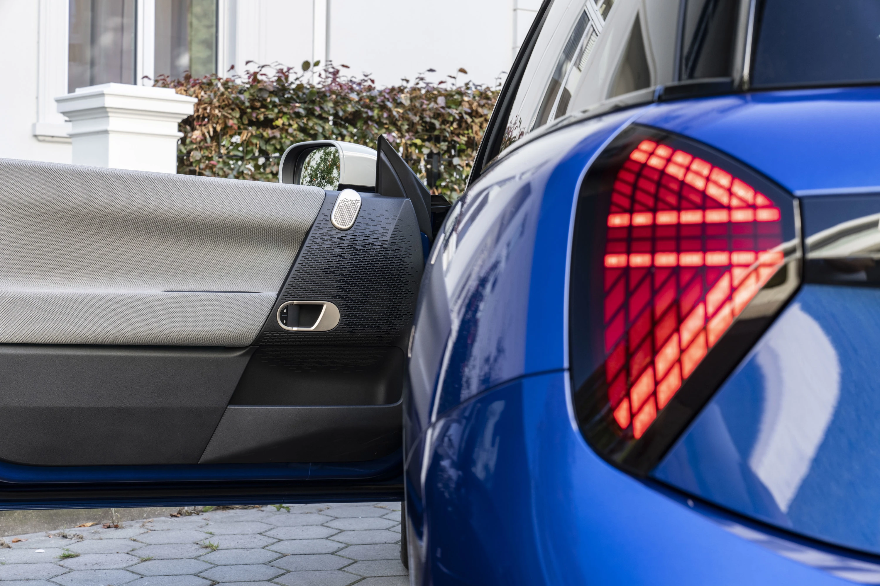 Mini Cooper SE rearlights view